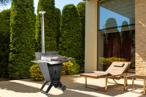 Luxury house, well-kept courtyard with a green garden and cozy sunbeds for relaxing in the garden.