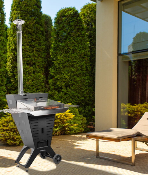 Luxury house, well-kept courtyard with a green garden and cozy sunbeds for relaxing in the garden.